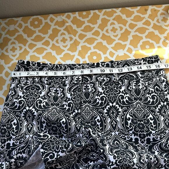 Ann Taylor Signature Shorts Size 10 Black White Damask Pattern 4.5" Inseam - Picture 5 of 9